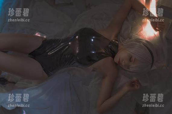 Neko薇薇的全套校园写真：谁说吃饭和拍照不能同时进行？