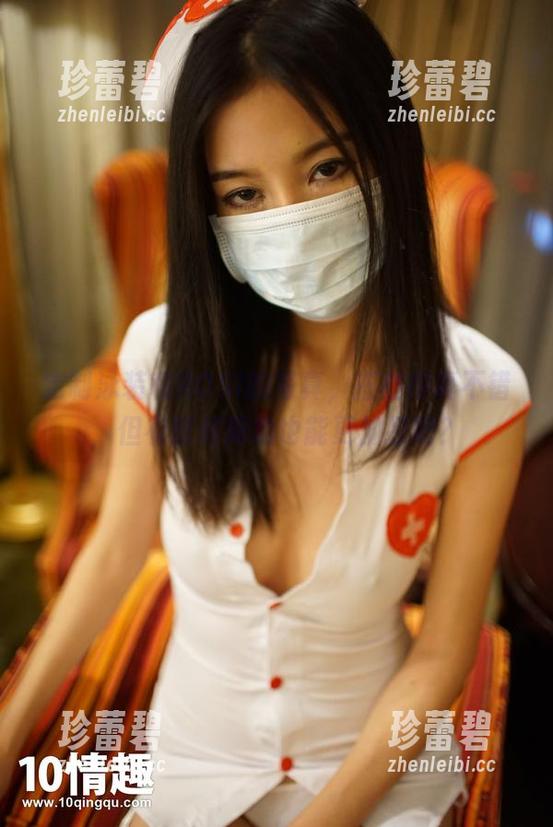 定制泳装和ROSI的写真，搭档得真不错，但有时候简约也能更加撩吧？