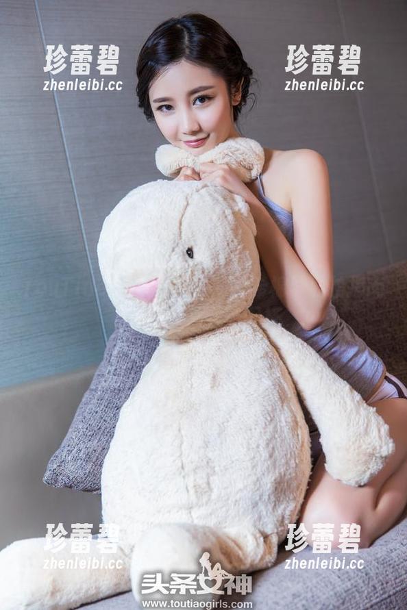 TouTiao头条女神 - 刘瑾希棉袜私拍指南：意想不到的配搭