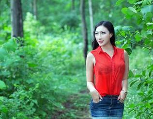 TuiGirl推女郎 – 何奕恋在线盛放：高清裤里丝的无声叙事
