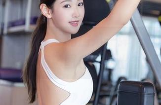 Xiuren秀人网 – 私房第一弹，养乐多DoDo携美脚图包轻松出击！