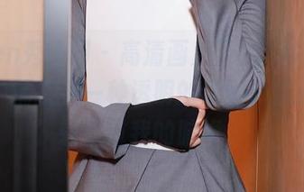 Xiuren秀人网 – 高清画质下的玥儿玥er，无形中捕捉到一种透明的氛围，像云朵轻轻飘过我的脑海。