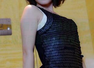 pans – 每次看到诗诗的妹妹写真，总有种我家墙面需要这款壁纸的冲动！