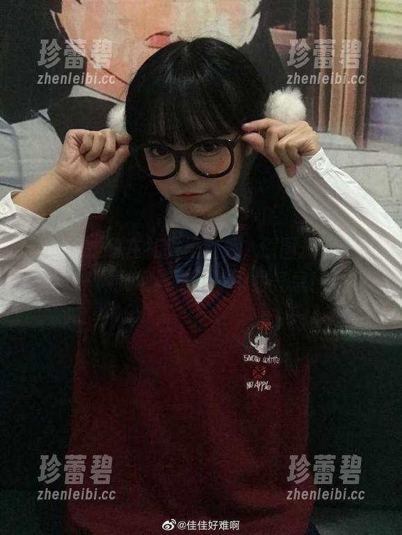 佳佳好难啊在礼服里走秀，原图却表露出一种我理解不了的平民气息！