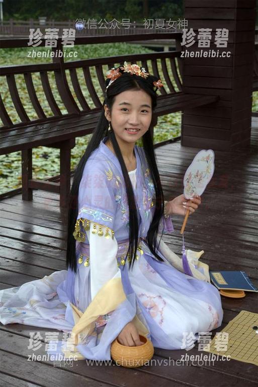 初夏女神-柒柒 初夏女神 - 柒柒的私拍,不仅仅是女友,更多是心灵的喧嚣与宁静交织。