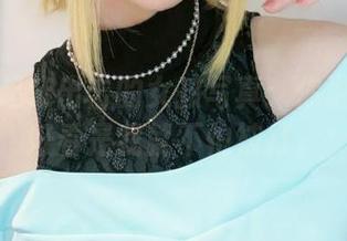 千阳快起床出击的女孩写真：你说这小脸好看是我就不怕被打。