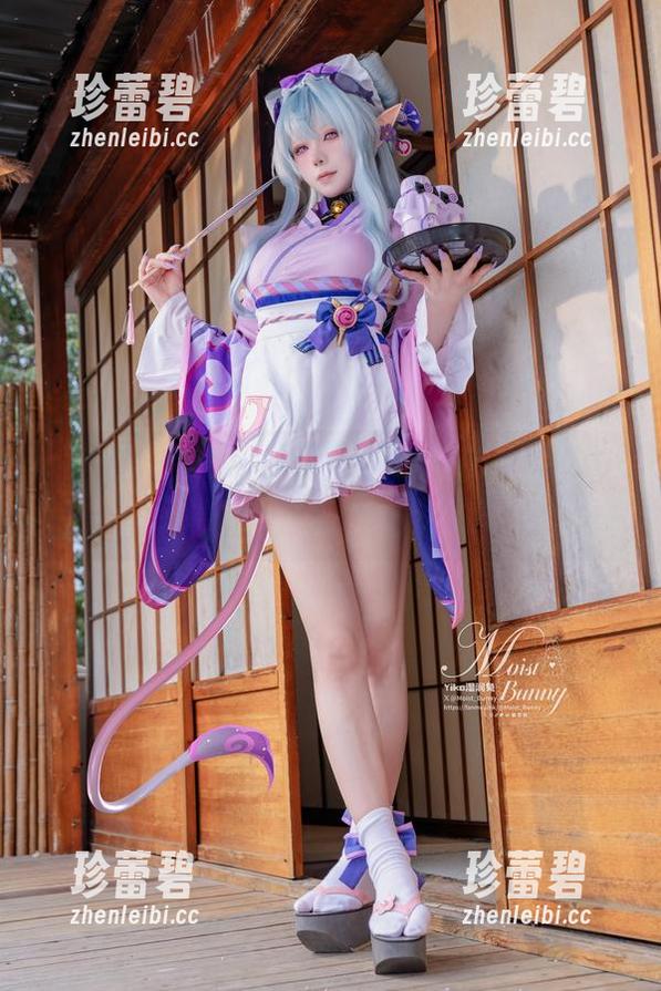 咬一口兔娘 咬一口兔娘的甜心,带着糖霜的照片原图,隐隐约约好像能闻到甜味。