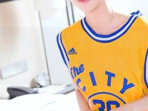 头条女神 – 灰丝下的琳琳，简约却定制的写真作品，似乎能读懂我的小心思。