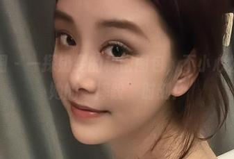 微密圈 – 一探奶雯的秘密图包，不小心发现了她的‘摔跤’时刻！