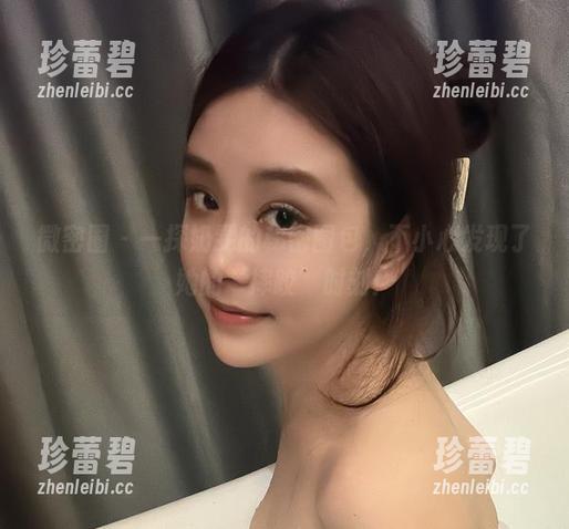 微密圈 - 一探奶雯的秘密图包，不小心发现了她的‘摔跤’时刻！