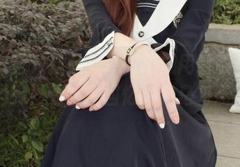 小众视觉 – 作品里，思思姐用制服把我拉回那种微妙的年少回忆，真是有点扎心。