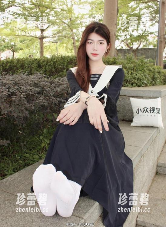 小众视觉 - 作品里，思思姐用制服把我拉回那种微妙的年少回忆，真是有点扎心。