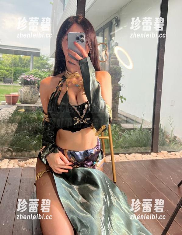 微密圈 - 小玉吃果冻的图包，白背心和短裤，这霓虹下的无辜让人一头雾水。