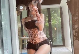 微密圈 – 小玉吃果冻的紫色上衣，难道就是换一种颜色的棉T？