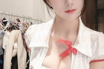 微密圈 – 小玉吃果冻在原图中的表现，巨无霸和清纯脸蛋同台竞争，让人琢磨不透究竟谁更闪耀。