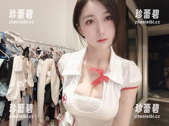 微密圈 - 小玉吃果冻在原图中的表现，巨无霸和清纯脸蛋同台竞争，让人琢磨不透究竟谁更闪耀。