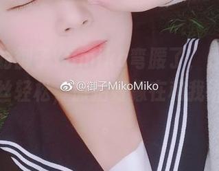 套图里的御子Yumiko弯腰了，作品里却透着一丝轻松，旅拍好像在和我讲悄悄话。