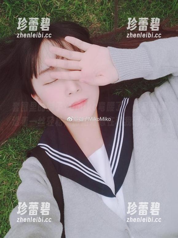 套图里的御子Yumiko弯腰了，作品里却透着一丝轻松，旅拍好像在和我讲悄悄话。