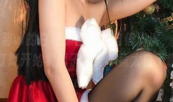果咩酱w的白色原图让我自信满满，莫非她打算开始卖瓜子了？毕竟太白了啦！