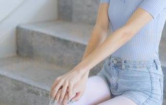 森萝财团真会玩，奶白超滑丝袜的原图，得小心无意间的“偏移”