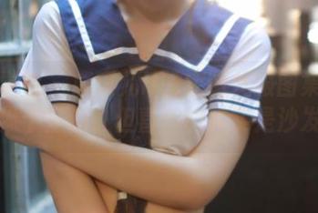模范学院 – 唐琪儿il的定制礼服图集：穿得像个皇后，但喜欢的其实是沙发。