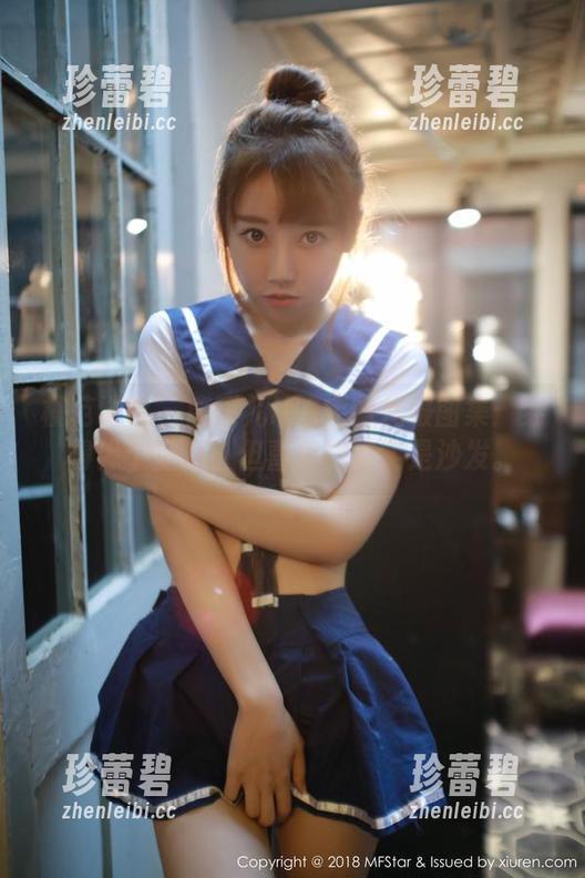 模范学院 - 唐琪儿il的定制礼服图集：穿得像个皇后，但喜欢的其实是沙发。
