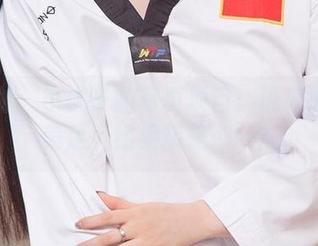 爱尤物 – 小桃子的写真项目：说好的定制美足，结果却是……？