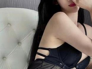 微密圈 – 就这亮眼的“牛奶里的果汁”红色套装，她的图包绝对是一口气想看完的存在。