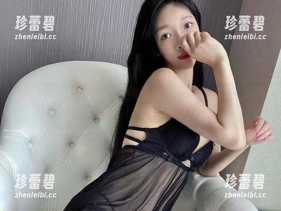 微密圈 - 就这亮眼的“牛奶里的果汁”红色套装，她的图包绝对是一口气想看完的存在。
