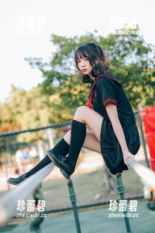 疯猫ss偶遇黑色JK制服，网盘链接带你游泳下载起来吧！
