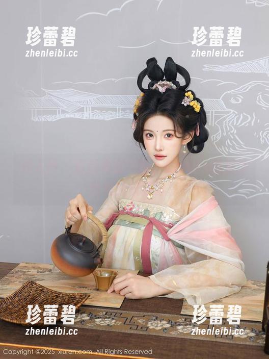 秀人网 - 最新内容不断，Candy糖糖泳池里的疯狂分享