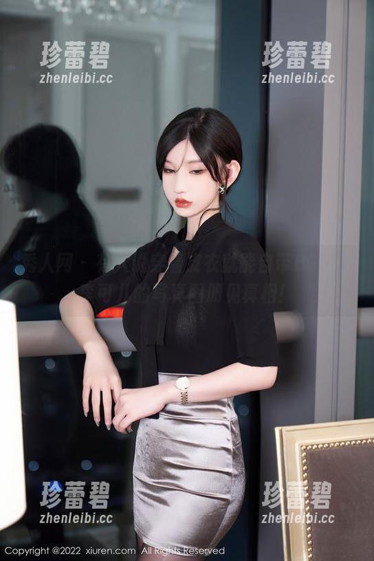 秀人网 - 有人说穿着皮衣就能自带BGM，李可儿的写真图册见真相！