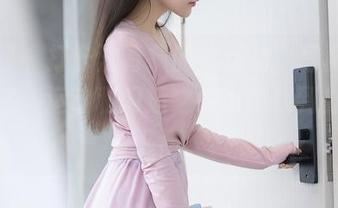 秀人网 – 打卡沈青黛的“运动”写真图包，果然，运动和闲适之间也能找到微妙的平衡。