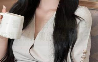秀人网 – 看着猫咪巨臀妹妹的白丝写真，脑海竟然浮现出童年的秋天？