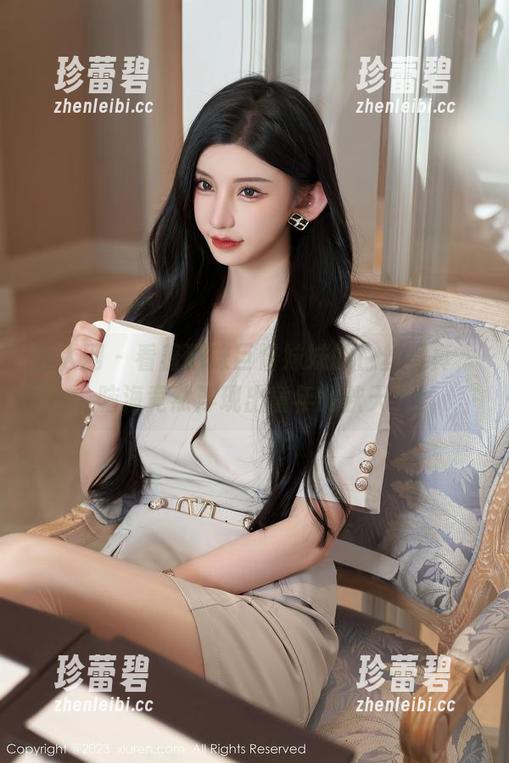秀人网 - 看着猫咪巨臀妹妹的白丝写真，脑海竟然浮现出童年的秋天？