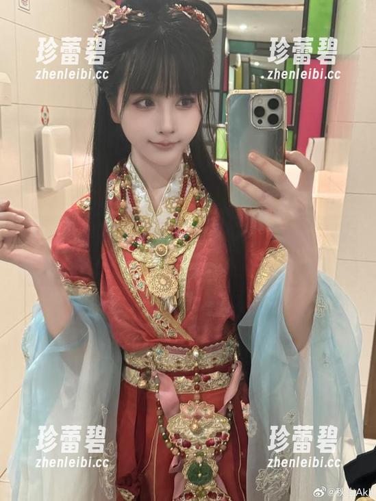 秋山AkI的棉袜写真，意外让人想起小时候的游戏