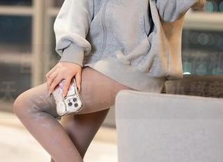 语画界 – 自拍？其实是顾乔楠在和镜子聊天，图包里藏着她的小秘密