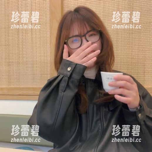 海风吹起，闪月半在岛村卯月的原图里恍如在呢喃耳边。
