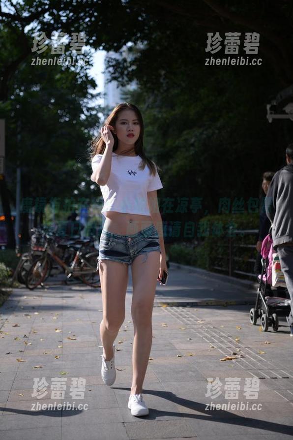 魔镜街拍在线：小姐姐在凉亭，肉丝包臀与夏日微风，画面感请自我体会。