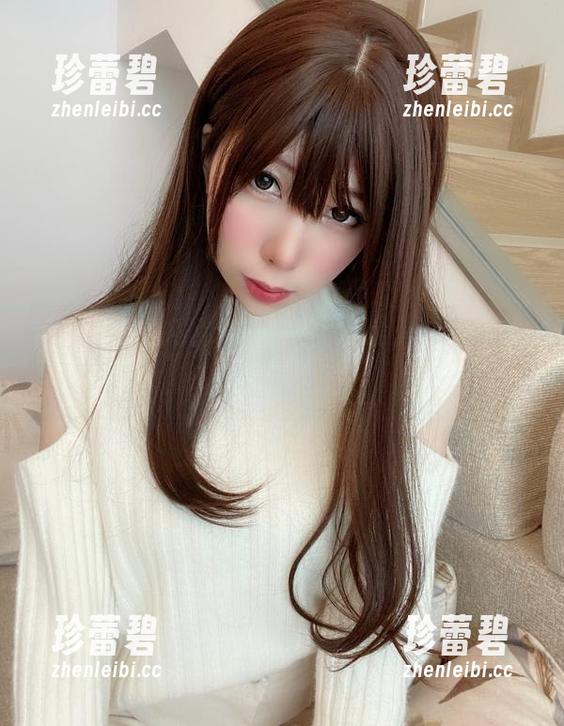 “图片中的鹿野希，穿上全套孔雀服会不会被误认为动物园？”，